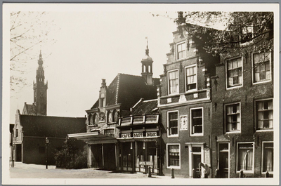 WAT002003230 Nieuwehuyzenplein met waag, Edam. Tweede huis van rechts, huis waar Maatschappij Nut van 't Algemeen werd ...