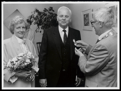 WAT003007183 Koninklijke onderscheiding voor dhr. Moens, naast zijn vrouw, uitgereikt door burgemeester J.A.C. van ...