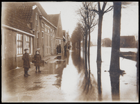 WAT003007010 Als gevolg van een zware noordwester storm brak in januari 1916 de Waterlandse Zeedijk tussen Monnickendam ...