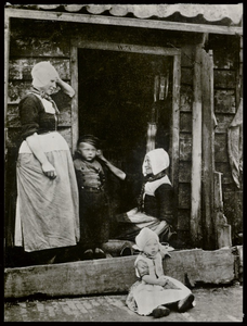 WAT0030007308 Links staand Grietje van Vlaanderen (Does), geb. 29-10-1867 - ovl. 29-05-1932. Het jongetje is haar ...