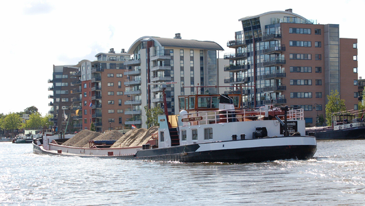 WAT120002565 ms Cresendo vaart op de Zaan met een lading bouwmaterialen (zand en grind) na het passeren van de Zaanbrug ...