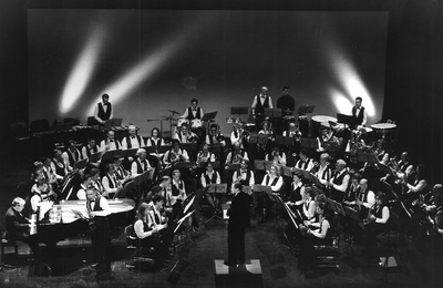 WAT120000571 Harmonie Crescendo Purmerend o.l.v. Dirigent Arnold van´t Ent in maart 2002 in Theater de Purmaryn m.m.v. ...