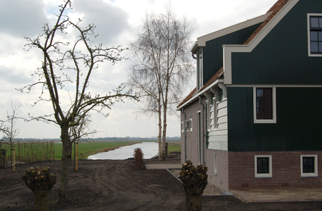 WAT120002562 Bouw van een replica van een Westfriese stolpboerderij door Somass Bouwbedrijf uit Wormer. De boerderij ...