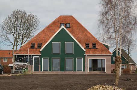 WAT120002564 Bouw van een replica van een Westfriese stolpboerderij door Somass Bouwbedrijf uit Wormer. De boerderij ...