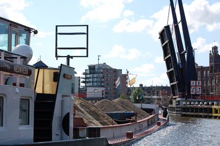 WAT120002566 ms Cresendo paseert de Zaanbrug in de Zaan met een lading bouwmaterialen (zand en grind) en vaart richting ...