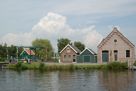 WAT120002580 Het voormalige gemaal Ceres met de Poelslsuis. V.r.n.l. het gemeentelijk monument Ceres, de houten ...