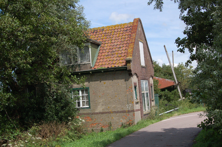 WAT120002620 De sluiswachterswoning van de Zuidoostersluis in de Engewormer.De Zuidoostersluis werd omstreeks 1916 ...