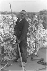 WAT120003770 Werknemer Niek Oudt van de papierfabriek Van Gelder Zonen in Wormer. Hij was gronstoffenlosser ...