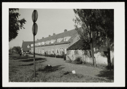 WAT050000337 Burg. Versteeghstraat met op de voorgrond de oude gasfabriek