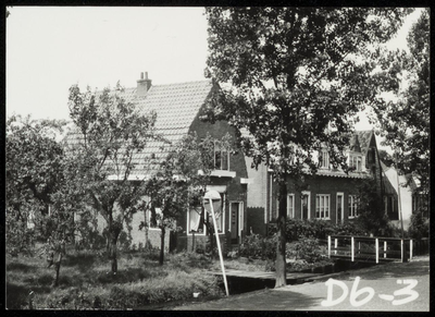 WAT050000607 Panden aan het Bloemendaal tegenover de Niesenoortsburgwal. Fotoverkenning Binnenstad 1964-1965, nr. D6-3