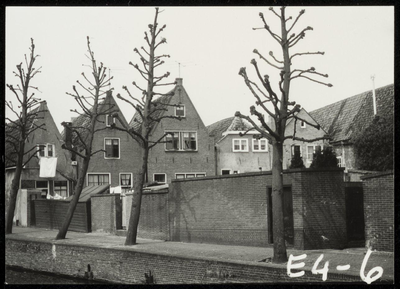 WAT050000643 Zonnepad met gezicht op achterzijde van panden aan de Kerkstraat. Fotoverkenning Binnenstad 1964-1965, nr. E4-6