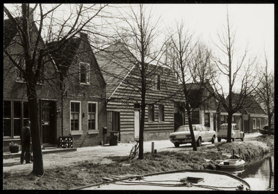 WAT050001174 Bloemendaal tussen Niesenoortsburgwal en Looiersbrug. De boerderij is verbouwd tot woning in 1975