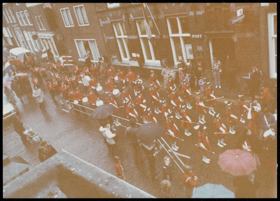 WAT050001254 Koninginnedag 1981. Muziekkorps voor het oude Postkantoor