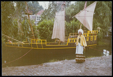 WAT050001393 Historisch vaartuig in een gracht ter gelegenheid van de feestelijkheden ter herdenking van de Slag op de ...