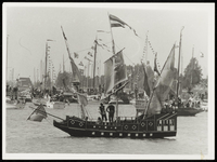 WAT050001398 Historische vaartuigen voor de haven ter gelegenheid van de heropvoering van de Slag op de Zuiderzee