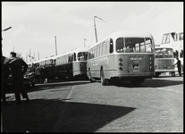 WAT050001719 Verzameling bussen op de Haringburgwal, o.a. van de NACO