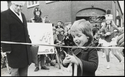 WAT050002013 Opening van de vernieuwde Zeepziederijbrug. D. van Geenen jr. knipt het lint door