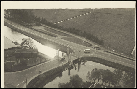 WAT050000013 Gezicht op de brug van de Bernhardlaan over de Zesstedenvaart naar de Provinciale Weg