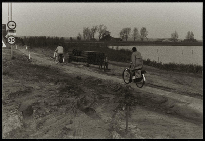 WAT050000120 Het oude, 3 tegels brede, fietspad Monnickendam-Katwoude. Op de fiets de dames Blaauw en Alie Middelbeek