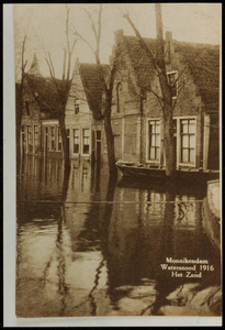 WAT050000183 Als gevolg van een zware noordwester storm brak in januari 1916 de Waterlandse Zeedijk tussen Monnickendam ...