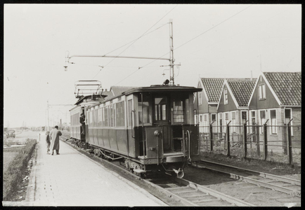 WAT050000344 Vertrek NZH-tram uit Volendam