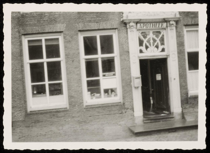 WAT050000372 Gevel van de apotheek Noordeinde 24 bij de opheffing op 24 februari 1957