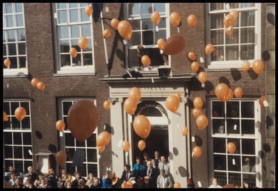 WAT050000404 Oranje ballonnen opgelaten voor het Stadhuis op Koninginnedag