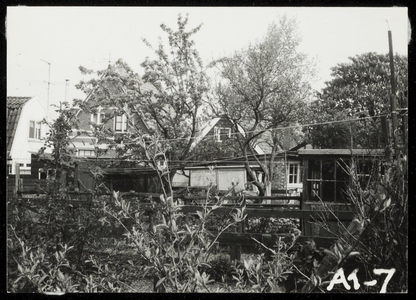 WAT050000416 Achterzijde van enkele panden aan de Oude Zijds Burgwal tussen het Noordeinde en de Aart Engelsteeg. ...