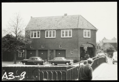 WAT050000443_1 Pand op de hoek van de Molenstraat en de Oude Zijds Burgwal. Fotoverkenning Binnenstad 1964-1965, nr. A3-9