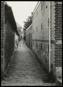 WAT050000450 Derde Molensteeg, gezien vanaf de Oude Zijds Burgwal. Fotoverkenning Binnenstad 1964-1965, nr. A3-15