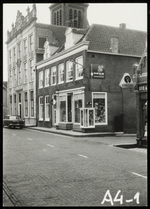 WAT050000451 Panden aan het Noordeinde tussen de Molenstraat en de Kerkstraat. Fotoverkenning Binnenstad 1964-1965, nr. A4-1