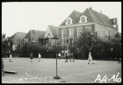 WAT050000466 Achterzijde panden aan het Noordeinde, o.a. Stadhuis. Fotoverkenning Binnenstad 1964-1965, nr. A4-16