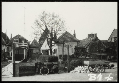 WAT050000487 Open plek aan de Haringburgwal tussen de Engelse Hoek en de Kalertsteg met gezicht op de achterzijde van ...