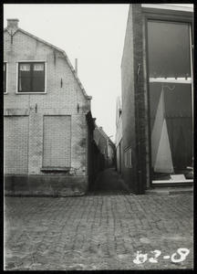 WAT050000503 Moordsteeg, gezien vanaf de Haringburgwal. Fotoverkenning Binnenstad 1964-1965, nr. B2-8