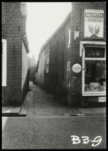 WAT050000513 Ingang van de Moordsteeg, gezien vanaf het Noordeinde. Fotoverkenning Binnenstad 1964-1965, nr. B3-9