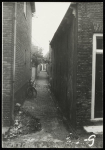 WAT050000514 Ingang van de Griet Scheeljannessteeg, gezien vanaf de Haringburgwal. Fotoverkenning Binnenstad 1964-1965, ...