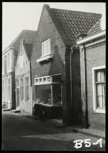WAT050000526 Panden aan de Havenstraat tussen de Oude Steeg en de Brugstraat. Fotoverkenning Binnenstad 1964-1965, nr. B5-1