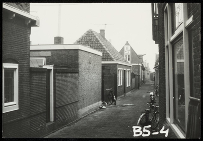 WAT050000529 Brugstraat (noordzijde), gezien in de richting van de Havenstraat. Fotoverkenning Binnenstad 1964-1965, nr. B5-4
