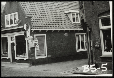 WAT050000530 Ingang van de Brugstraat vanaf het Noordeinde. Fotoverkenning Binnenstad 1964-1965, nr. B5-5