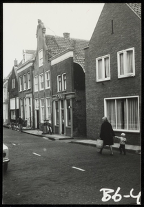 WAT050000536 Panden aan het Noordeinde tussen de Nieuwe Steeg en de Brugstraat. Fotoverkenning Binnenstad 1964-1965, nr. B6-4
