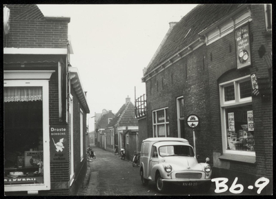 WAT050000541 Brugstraat (zuiddzijde), gezien in de richting van de Havenstraat. Fotoverkenning Binnenstad 1964-1965, nr. B6-9