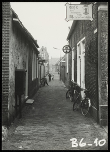WAT050000542 Brugstraat, gezien vanaf de Havenstraat. Fotoverkenning Binnenstad 1964-1965, nr. B6-10