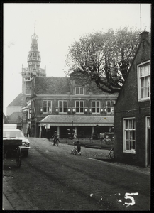 WAT050000548 Zijgevel van de Waag; op de achtergrond de Speeltoren. Fotoverkenning Binnenstad 1964-1965, nr. B7-5