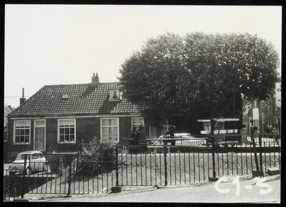 WAT050000559 Panden aan de Gooische Kaai tussen de Tonnesteeg en het Zuideinde. Fotoverkenning Binnenstad 1964-1965, nr. C2-3