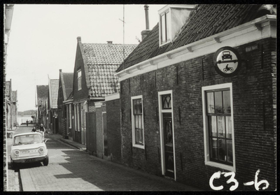 WAT050000564 Panden aan de Groote Noord, gezien vanaf het Zuideinde. Fotoverkenning Binnenstad 1964-1965, nr. C3-6