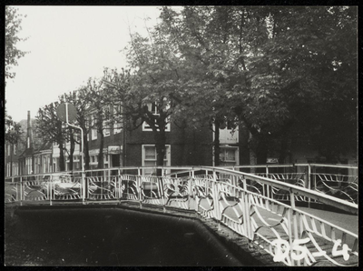 WAT050000601 Panden aan het Weezenland, oostzijde gezien vanaf de Kloosterbrug. Fotoverkenning Binnenstad 1964-1965, nr. D5-4