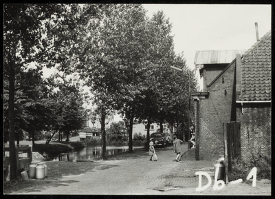 WAT050000605 Bloemendaal tegenover (rechts) de Niesenoortsburgwal. Fotoverkenning Binnenstad 1964-1965, nr. D6-1