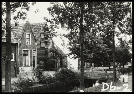 WAT050000606 Panden aan het Bloemendaal tegenover de Niesenoortsburgwal. Fotoverkenning Binnenstad 1964-1965, nr. D6-2