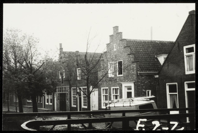 WAT050000621 Panden aan de Fluwelen Burgwal tussen de Kalversteeg en de Smidsteeg. Fotoverkenning Binnenstad 1964-1965, ...