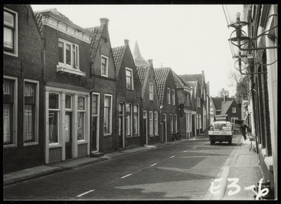 WAT050000634 Panden aan de Kerkstraat tussen de Smidsteeg en de Schoolstraat. Fotoverkenning Binnenstad 1964-1965, nr. E3-6